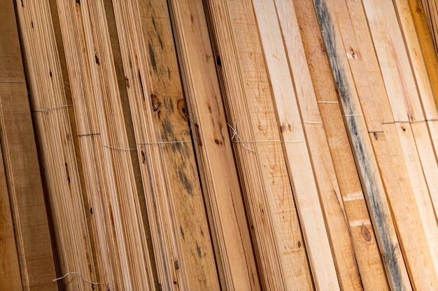 写真 木の板には、背景とテクスチャ用の木材建築材料が保管されています。木のスタック