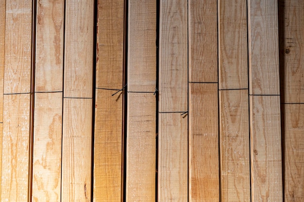 写真 木の板には、背景とテクスチャ用の木材建築材料が保管されています。木のスタック