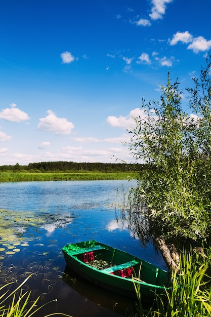 Деревянная лодка у реки