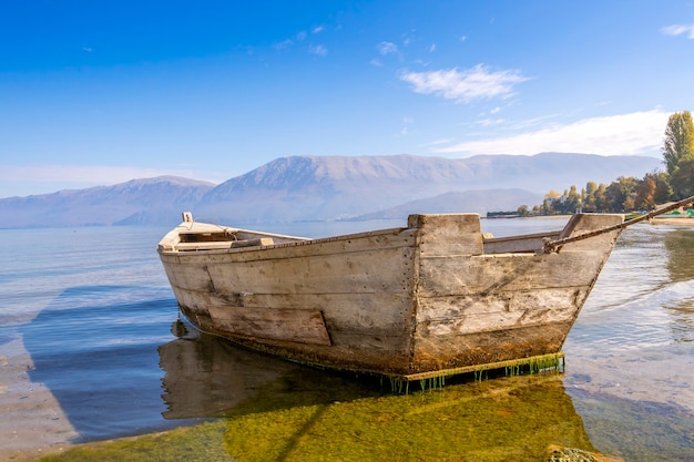 山の湖の桟橋で木製のボート。
