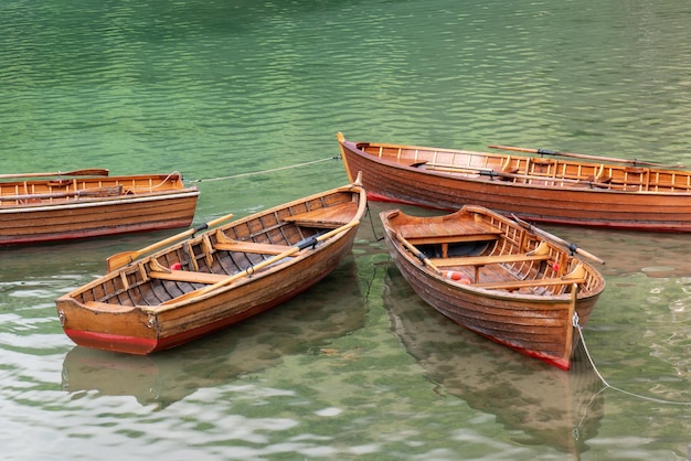 브라이에스 호수의 목조 보트 이탈리아 돌로미티의 관광명소 아름다운 자연 아름다운 장소 교통수단 로고 디 브라이에스프라그저 빌더제