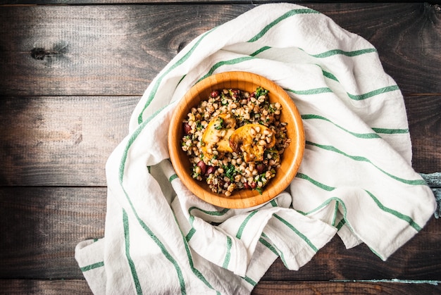 Photo wooden bowl of boiled buckwheat