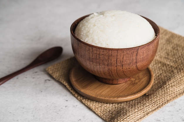 Photo wooden bowl of ready to eat rice