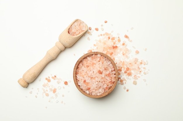 Photo wooden bowl and scoop with pink himalayan salt