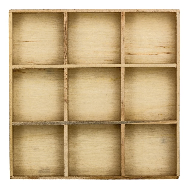 Деревянная коробка для мелких предметов на белом фоне