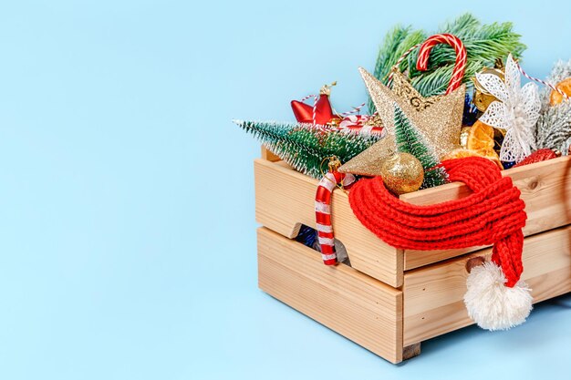 クリスマスの装飾とクリスマスツリーのおもちゃが付いている木箱