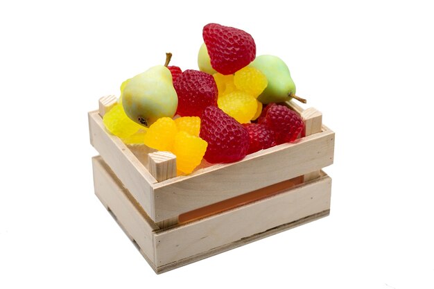 사진 손으로 만든 비누 형태의 딸기 라즈베리 진주로 된 나무 상자
