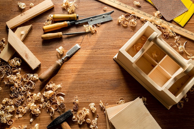 Foto scatola di legno e segatura di legno nello spazio della copia dell'officina