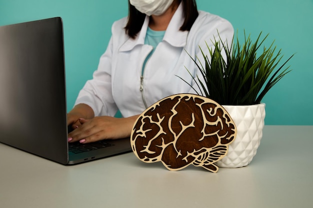 Photo wooden brain on a table at doctors office the importance of early diagnosis concept