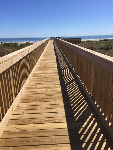 Foto ponte di legno contro un cielo blu limpido