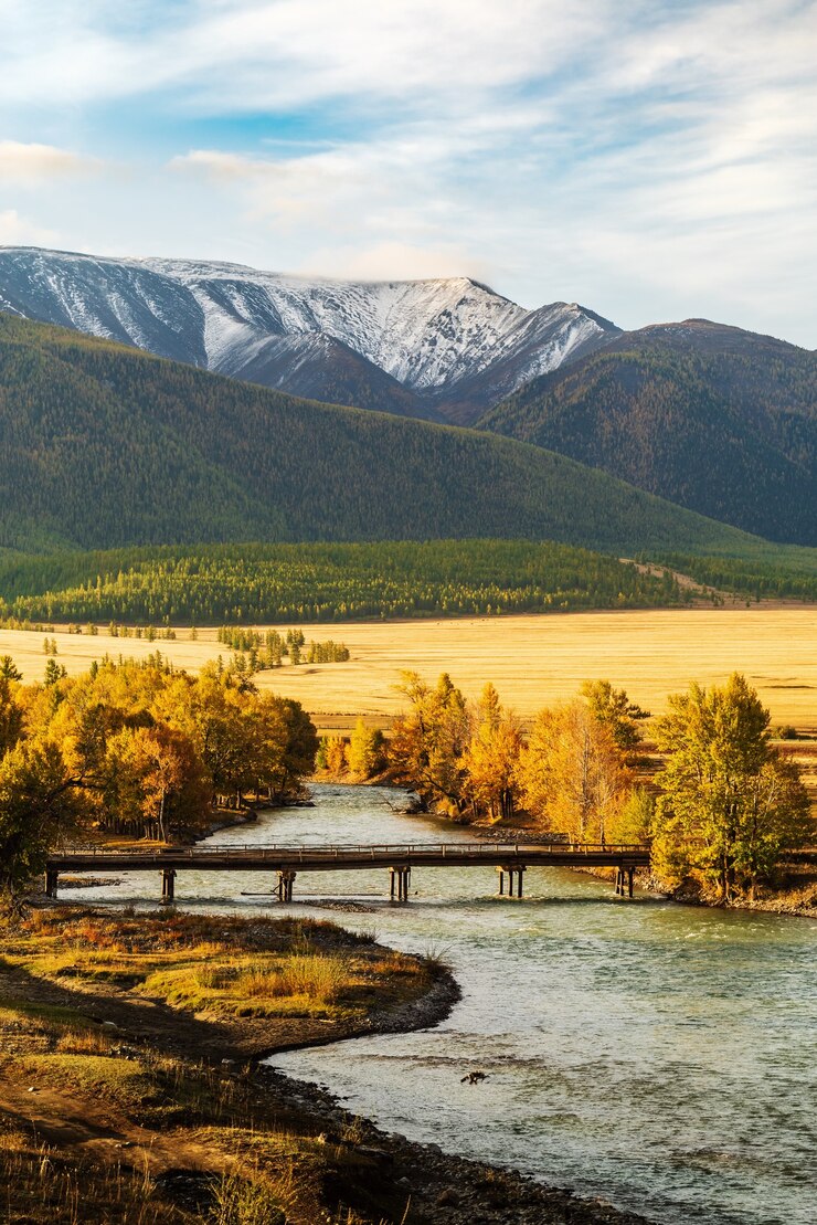 Photo wooden bridge over chuya river in kurai steppe, dawn. altai, russia