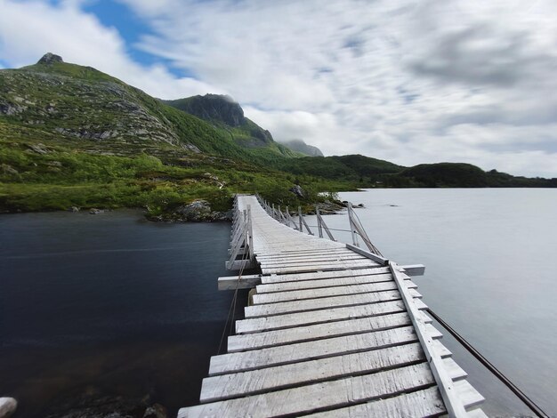 Foto ponte di legno su acque scure e chiare a lofoten