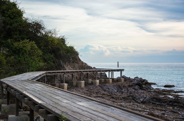 エントリのための木製の橋Koh Samed Rayoug州タイで美しい島。