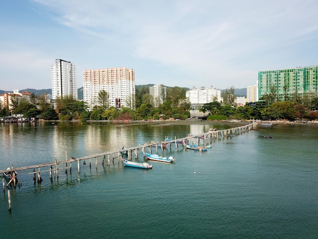 Photo wooden bridge jetty at jelutong