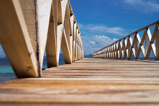 写真 センポルナ・ボルネオ・サバのブム・ブム島の近くの木製の橋