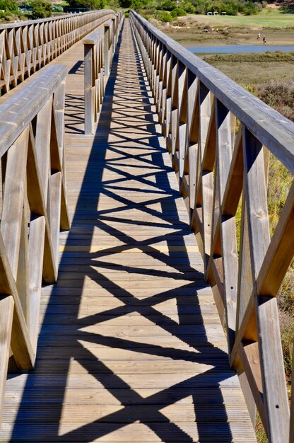 Foto il ponte di legno a praia da quinto do lago loule, in portogallo