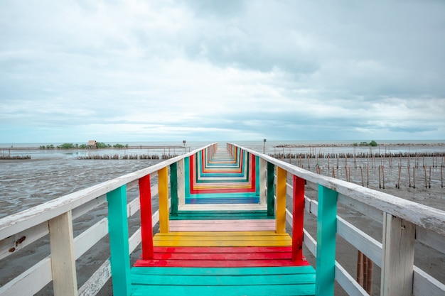 Foto un ponte di legno che sporge nel mare