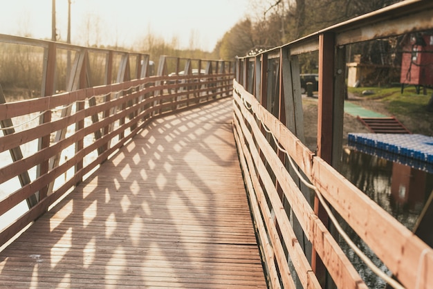 Foto ponte di legno sul fiume