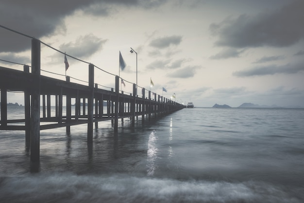 Ponte di legno sul mare in una giornata piovosa