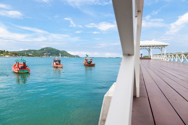 Photo wooden bridge that stretches to the sea.