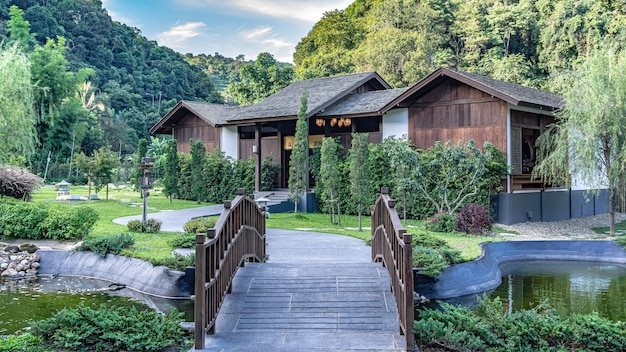 Ponte di legno con paesaggio di montagna di casa