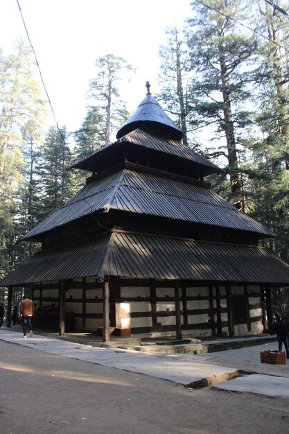 Photo a wooden building with a black roof and a black roof.