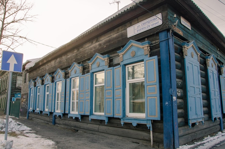 Photo a wooden building with blue shutters and a sign that says " no. 1 " on the front.