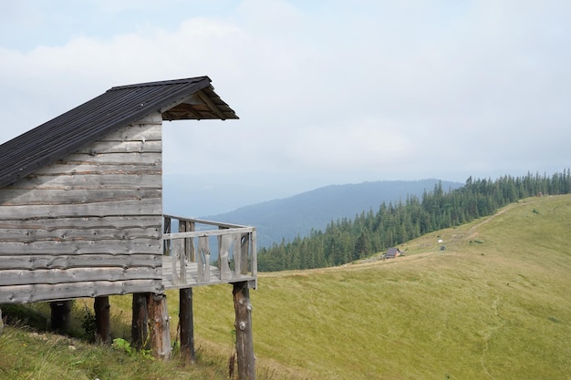 山と森を一望できる木造の小屋 観光客の憩いの場