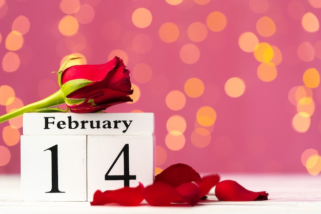 Photo wooden calendar 14th of february on pink bokeh background front view