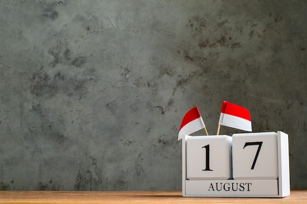 Calendario in legno del 17 agosto con bandiere indonesiane in miniatura. indonesiaãƒâƒã‚âƒãƒâ‚ã‚â¢ãƒâƒã‚â‚ãƒâ‚ã‚â€ãƒâƒã‚â‚ãƒâ‚ã‚â™s giorno dell'indipendenza, giorno festivo della nazione e concetti di celebrazione felice