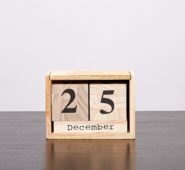 Photo wooden calendar of cubes with the date of december 25