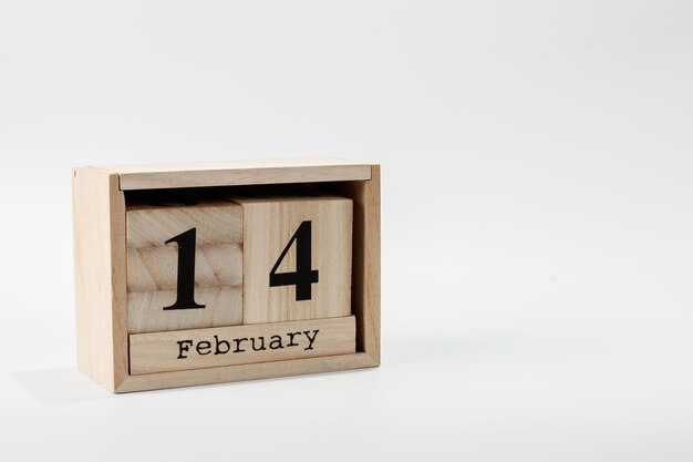 Calendario in legno 14 febbraio su sfondo bianco