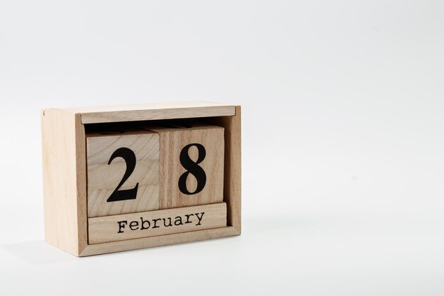 Деревянный календарь 28 февраля на белом фоне