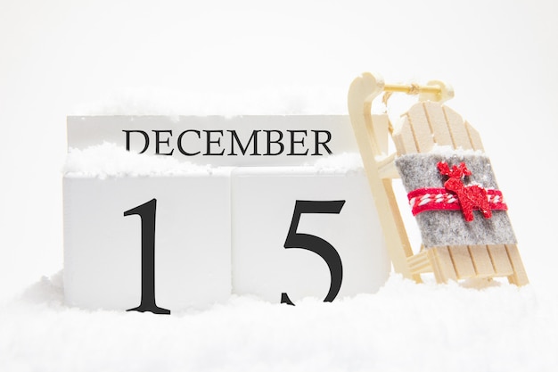 Фото Деревянный календарь на 15 декабря зимнего месяца.