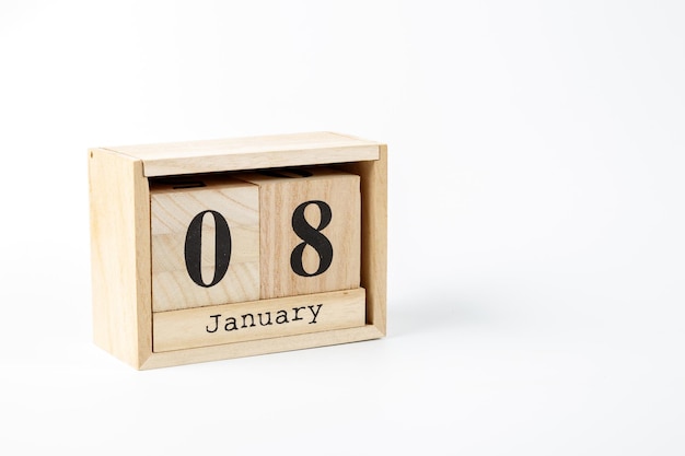 白い背景の上の木製のカレンダー1月8日