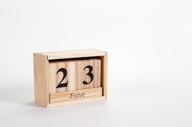 木製のカレンダー 6月23日 白い背景