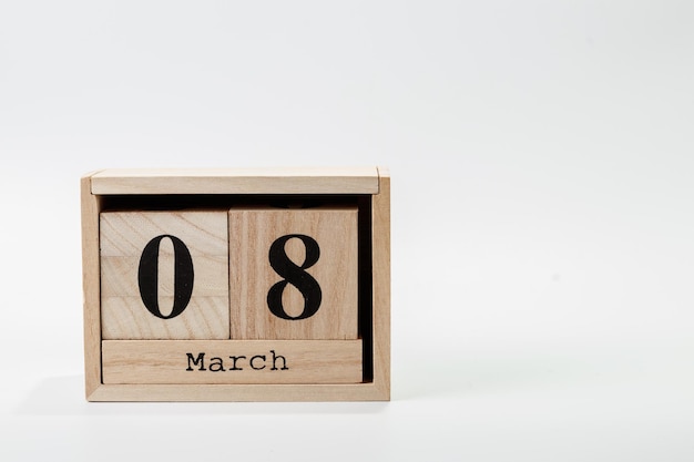 Foto calendario in legno 8 marzo su sfondo bianco