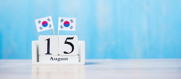 사진 대한민국 국기와 함께 8 월 15 일의 나무 달력. 독립 기념일, 한국 광복절, 국경일 및 행복한 축하 개념