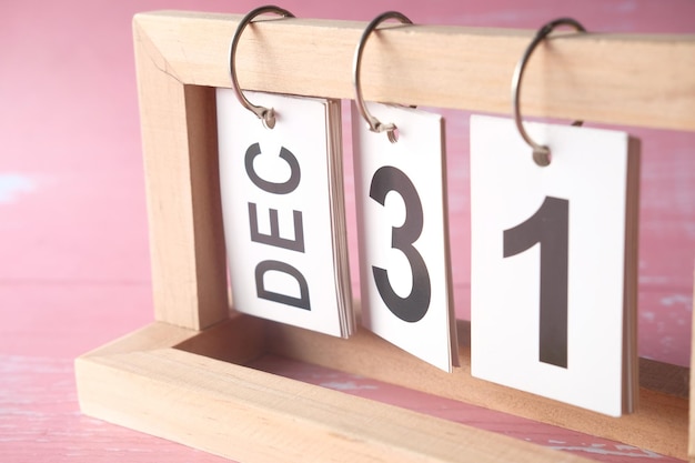 Фото Деревянный календарь, установленный на 31 декабря