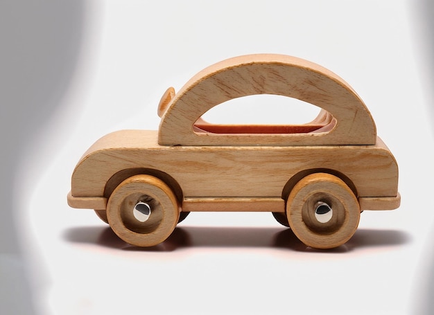 Foto giocattolo di legno dell'automobile su priorità bassa bianca generativo ai