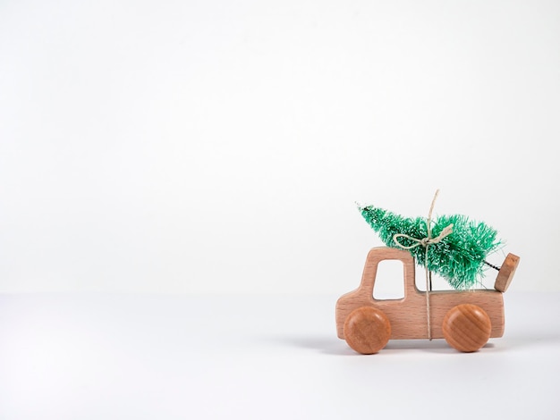 クリスマス ツリーと木製の車 冬の概念 新しい年