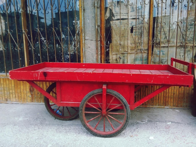 Foto carrello di legno sul marciapiede vicino all'edificio