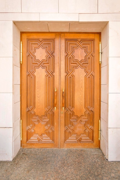 木製の彫刻が施されたドアのクローズ アップ