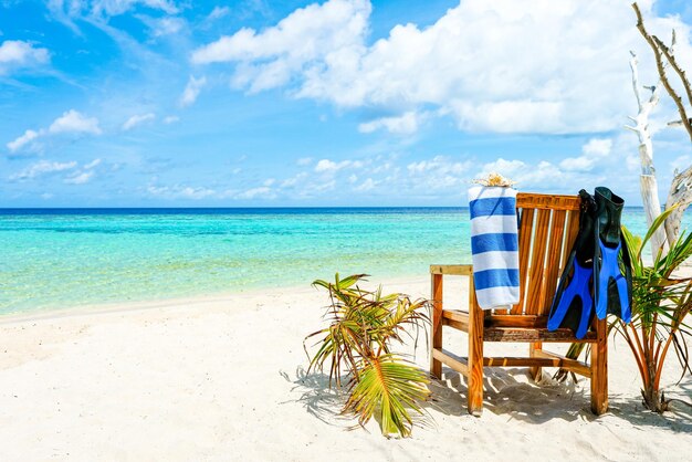 Photo a wooden chair standing on the coast indian ocean