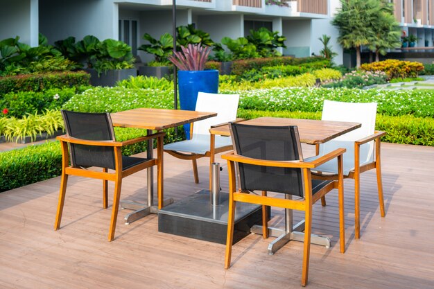 Photo wooden chair in wood patio at green garden in house