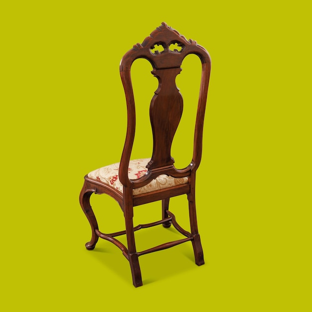黄色の背景に木の椅子