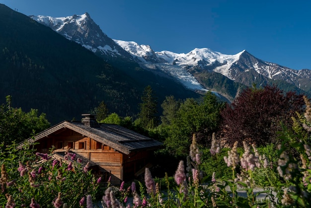 Uno chalet in legno nelle alpi francesi chamonix montblanc rhone alpes francia