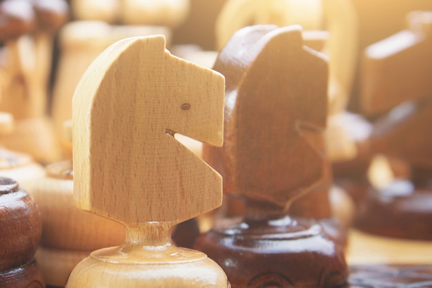 木製のチェス、ボード上にチェスの駒があります