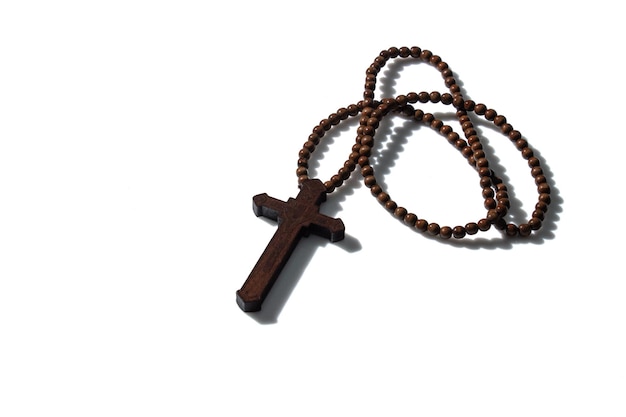 写真 白い背景の上の木製のキリスト教の十字架ネックレスの分離