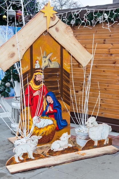 Presepe di natale in legno. sacra famiglia, gesù bambino, la vergine maria e san giuseppe